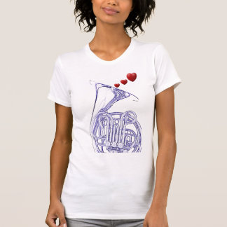 Trompa francesa com camisa dos corações