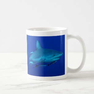 Tubarão do recife na grande caneca de café do