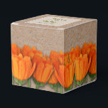 Tulipa Laranja em Caixas de Favor de 2" em Papel K<br><div class="desc">Ramos de tulipas laranja rodeiam uma caixa de favor de festa quadrada de 2" com padrão de papel kraft. Personalize a frente e a parte superior com sua redação ou exclua-a. Clique no botão PERSONALIZAR para ALTERAR as fontes e as cores das fontes. Itens COORDENADOS disponíveis em nossa loja. Convites...</div>