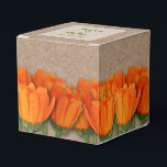 Tulipa Laranja nas Caixas de Favor do Partido Kraf<br><div class="desc">Um monte de tulipas laranja rodeia um papel kraft com padrão quadrado de 2". Personalize a frente e o topo com seu texto ou exclua-o. Clique no botão PERSONALIZAR para ALTERAR as fontes e as cores da fonte. COORDENANDO itens disponíveis em nossa loja. Convites de casamento, Cartões RSVP, Cartões de...</div>