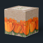 Tulipa Laranja nas Caixas de Favor do Partido Kraf<br><div class="desc">Um monte de tulipas laranja rodeia um papel kraft com padrão quadrado de 2". Personalize a frente e o topo com seu texto ou exclua-o. Clique no botão PERSONALIZAR para ALTERAR as fontes e as cores da fonte. COORDENANDO itens disponíveis em nossa loja. Convites de casamento, Cartões RSVP, Cartões de...</div>