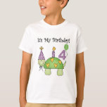 Turtle 4th Birthday Camisetas e presentes<br><div class="desc">Uma tartaruga verde sorridente vestindo uma festa que carregar uma vela de aniversário nas costas e escreve no texto "É Meu Aniversário". Um balão de hélio carregar o número 4!</div>