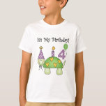 Turtle 4th Birthday Camisetas e presentes<br><div class="desc">Uma tartaruga verde sorridente vestindo uma festa que carregar uma vela de aniversário nas costas e escreve no texto "É Meu Aniversário". Um balão de hélio carregar o número 4!</div>
