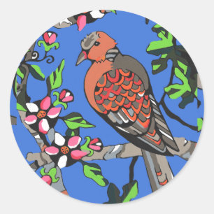 Turtledoves entre a etiqueta das flores
