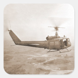 UH-1 liso sobre a etiqueta de Nam