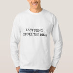 Última Fuga Antes da Camisa de Manga Longa<br><div class="desc">Prepare-se para celebrar o estilo "Última Fling Antes do Anel" com esta camisa de manga longa da moda. Projetada para despedida de solteiro e comemorações de noivos, esta camisa captura a essência da diversão, amizade e as próximas festividades do casamento. Apresentando um design lúdico e vibrante, a camisa mostra orgulhosamente...</div>