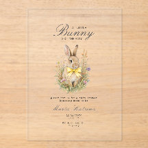 Um adorável coelhinho floral com laço amarelo para