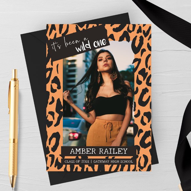 Um Anúncio de Graduação Selvagem com Foto (Wild One Leopard Print Graduation Announcement Card)