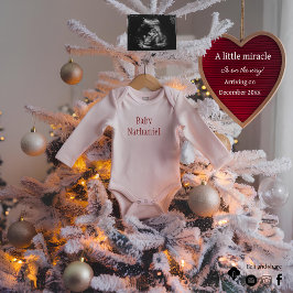 um anúncio de gravidez de uma bela árvore de Natal