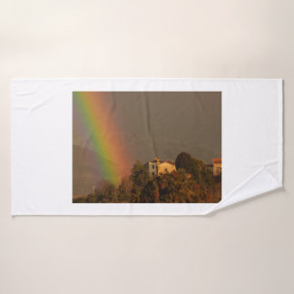 um arco-íris colorido em uma toalha de banho