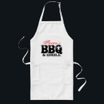 Um avental de CHURRASCO longo personalizável para<br><div class="desc">Um avental de CHURRASCO longo personalizável. Seu nome CHURRASCO e grill. Personalizável pelo nome. Boa ideia de presente para o aniversário ou Dia de os pais dos homens. Faça pais tios e avós orgulhosos chefs.</div>