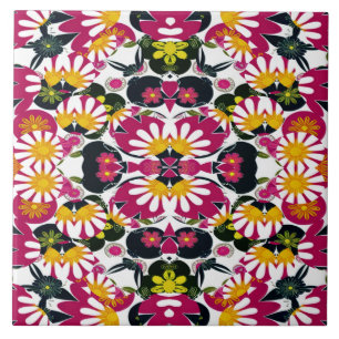 Um azulejo de cerâmica de padrão floral multicolor