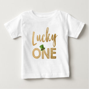 Um bebê afortunado da criança do t-shirt do Dia