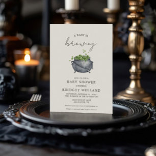 Um Bebê está criando o Halloween Convite