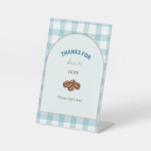 Um Bebê está criando o sinal de favor do Partido d