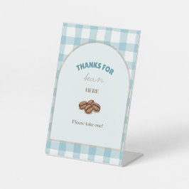 Um Bebê está criando o sinal de favor do Partido d