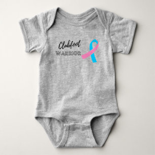 Um belo bebê do pé, uma camisa de bebê.