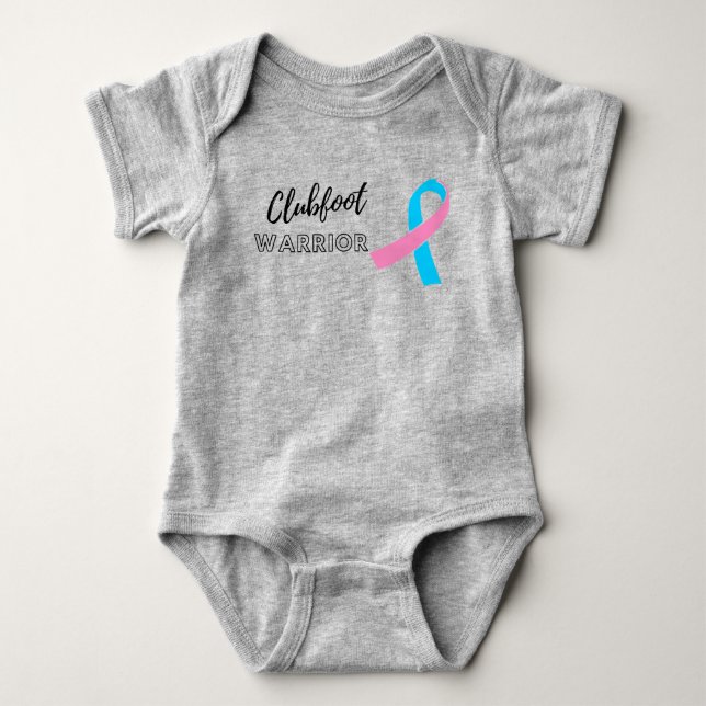 Um belo bebê do pé, uma camisa de bebê. (Frente)