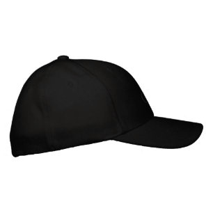 Um boné de beisebol preto com a palavra "CAP" suti