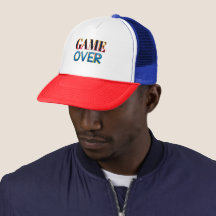 Um boné de caminhoneiro vermelho, branco e azul