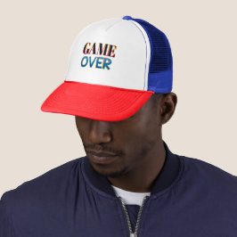Um boné de caminhoneiro vermelho, branco e azul