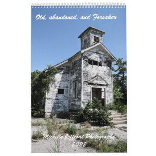 Um calendário de 12 meses, itens antigos e abandon