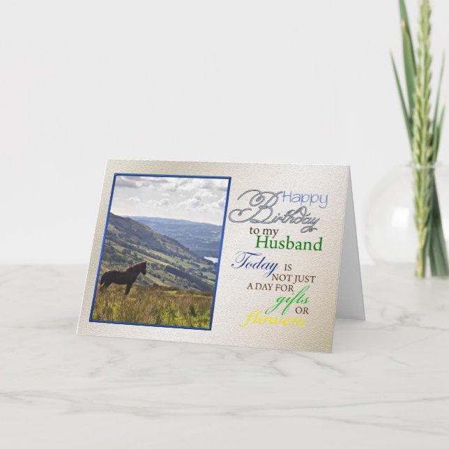 Um cartão de aniversário de cavalo para o marido. (Frente)