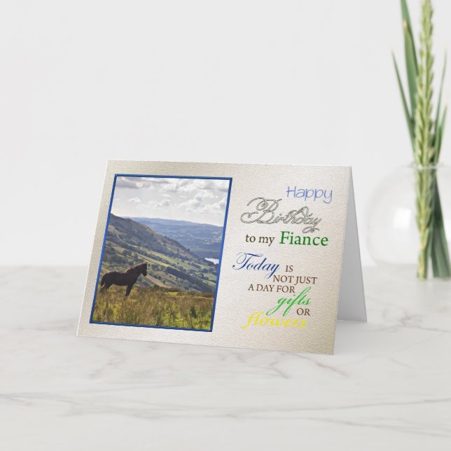 Um cartão de aniversário de cavalo para o noivo. (Frente)