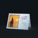 Um cartão de aniversário para um filho. Uma<br><div class="desc">Um cartão de aniversário para dizer como o excelente o receptor é! Uma navigação do iate em um mar tranquilo com um por do sol alaranjado glorioso. Veja a escala inteira dos convites e dos cartões em minha loja: http://www.zazzle.com/eggznbeenz. Todos os direitos reservados dos trabalhos de arte por Norma Cornes....</div>