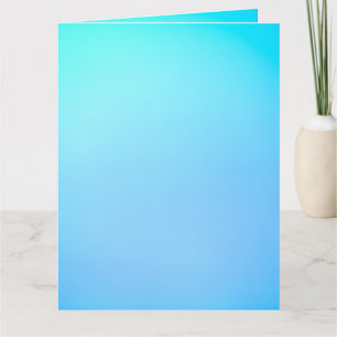 Um cartão vazio com gradiente azul exibido em um m