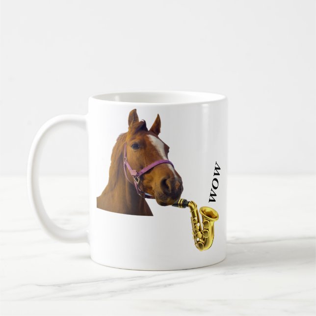 Um cavalo que joga a caneca do saxofone uau (Esquerda)
