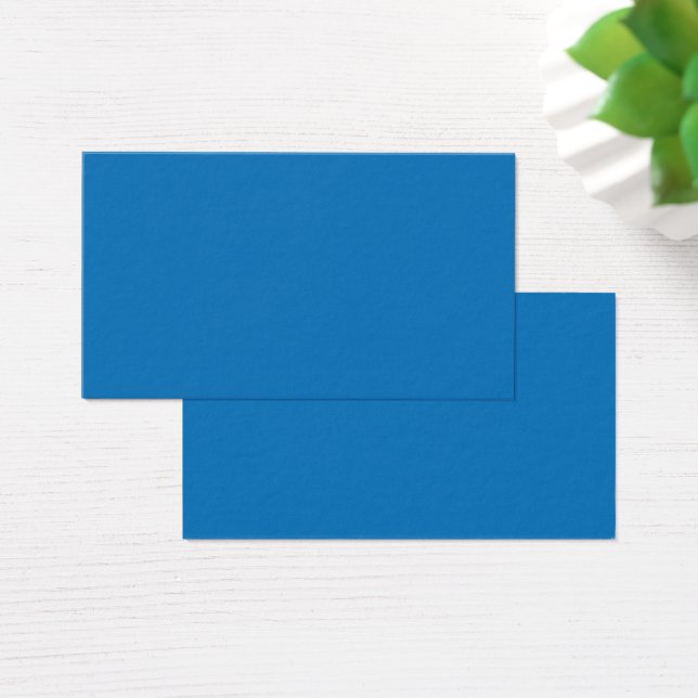 Um céu azul claro sem nuvens preenche todo o F (Mesa)