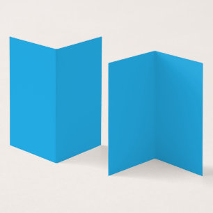 Um céu azul sereno com algumas nuvens brancas disp