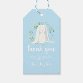 Um coelhinho de aniversário com etiquetas azuis