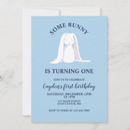 Um coelho é um primeiro convite de aniversário azu