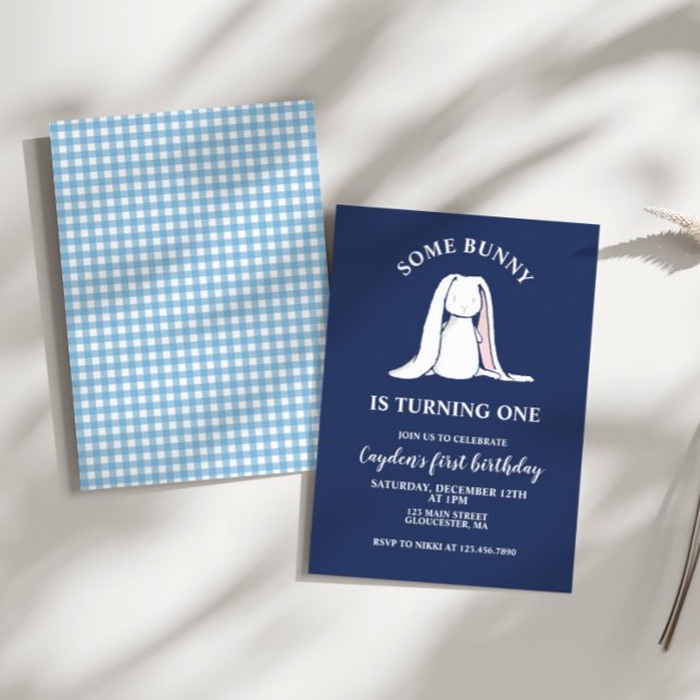 Um coelho é um primeiro convite de aniversário azu (Criador carregado)