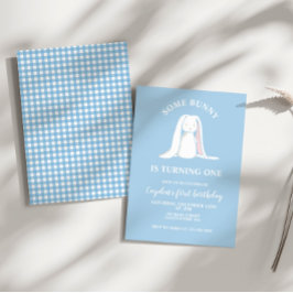 Um coelho é um primeiro convite de aniversário azu