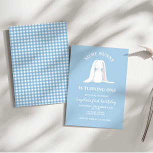 Um coelho é um primeiro convite de aniversário azu