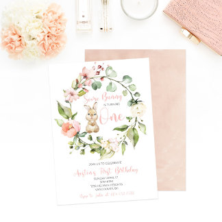 Um coelho está a fazer um convite de aniversário