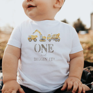 Um e cavando a camiseta Construção