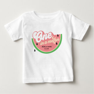 Um em uma camiseta Melon Primeiro Aniversário