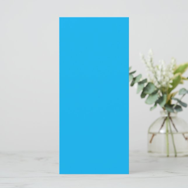 Um fundo azul brilhante sólido sem qualquer padrão (Em pé/Frente)