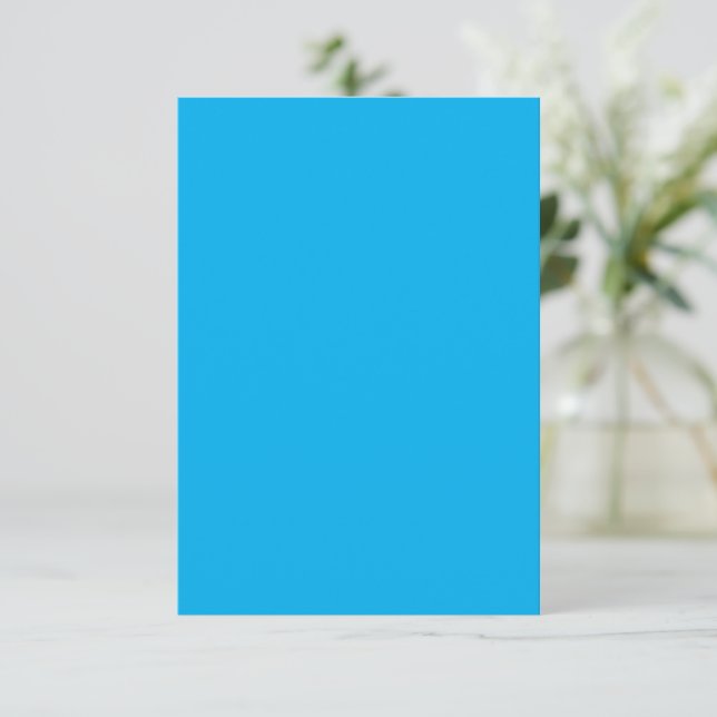 Um fundo azul brilhante sólido sem qualquer padrão (Em pé/Frente)