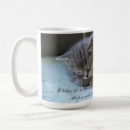 Um gatinho é uma caneca de gato rosebusto