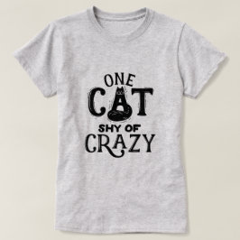 Um gato tímido de camiseta louca