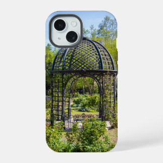 um gazebo numa paisagem de jardim maravilhosa