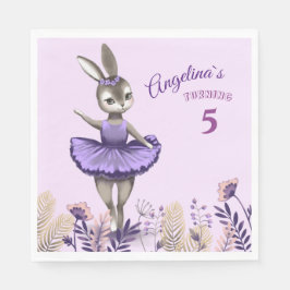 Um guardanapo de papel com um belo coelho de baila