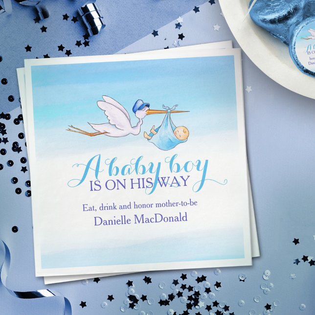 Um menino está a caminho de guardanapos azuis (Criador carregado)