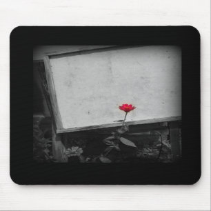 Um Mousepad de Flor Vermelho