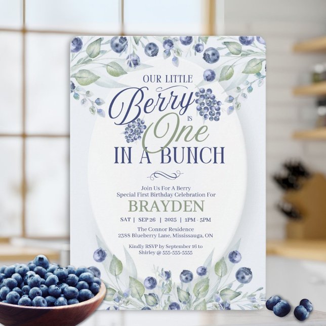 Um Num Primeiro Convite De Aniversário (Celebrate your little one’s first birthday with this elegant blueberry-themed invitation.)